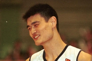 2002年的今天：姚明季后赛砍35分24板大号两双 率领上海击败吉林