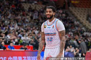 山东半场落后18分！媒体人：在萨林杰面前 克里斯有点不会了