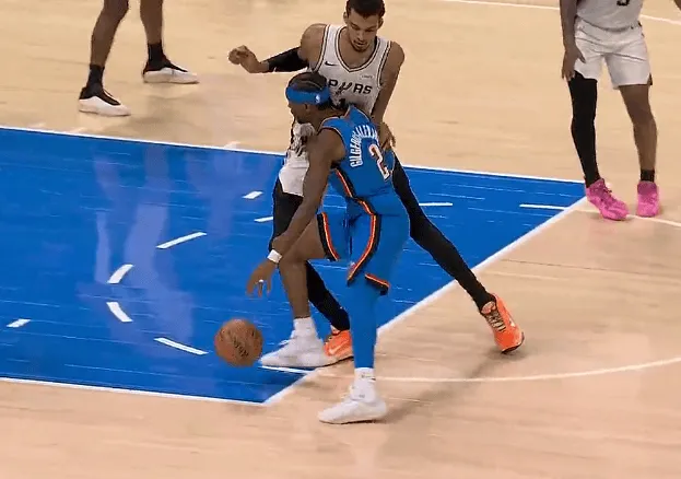 kaiyun-亚历山大突破撞到文班亚马膝盖，后者腿部不适被换下场